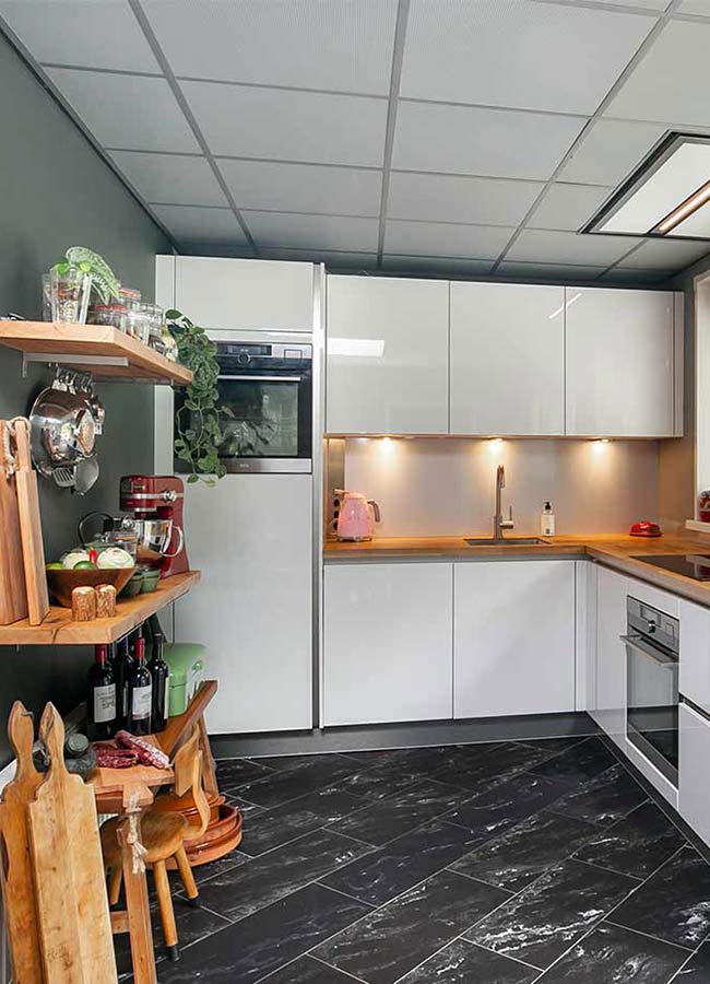REDDY Keukens Klazienaveen | Witte hoekkeuken met hout