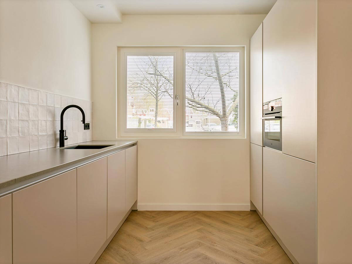 REDDY Keukens Lelystad | Moderne witte keuken met kastenwand