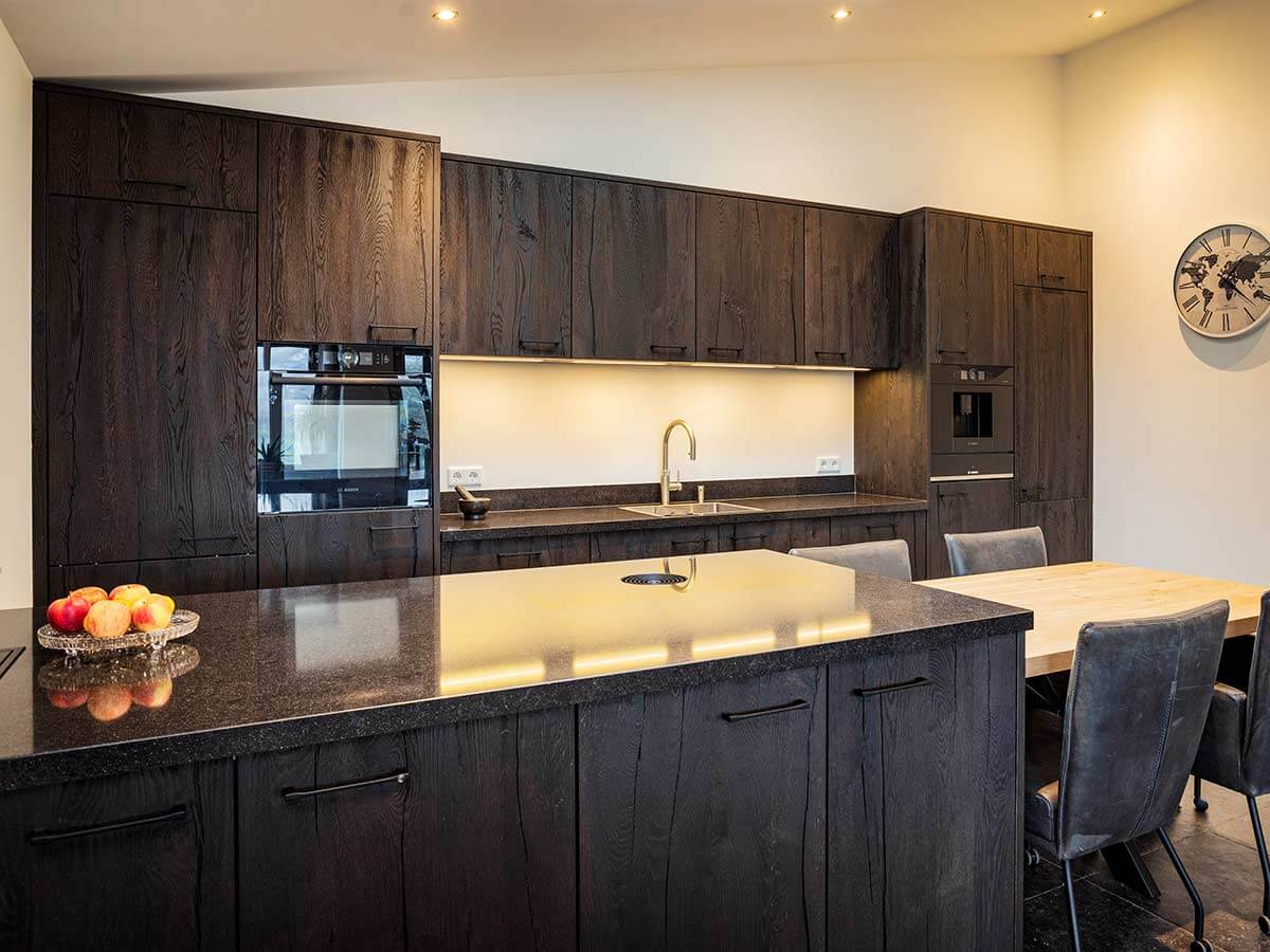 REDDY Keukens Helmond - Zwarte keuken met houten accenten