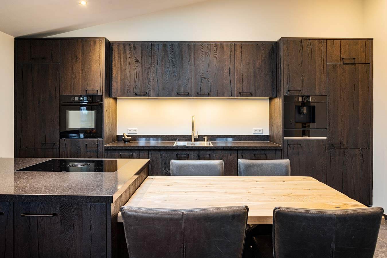 REDDY Keukens Helmond - Zwarte keuken met houten accenten