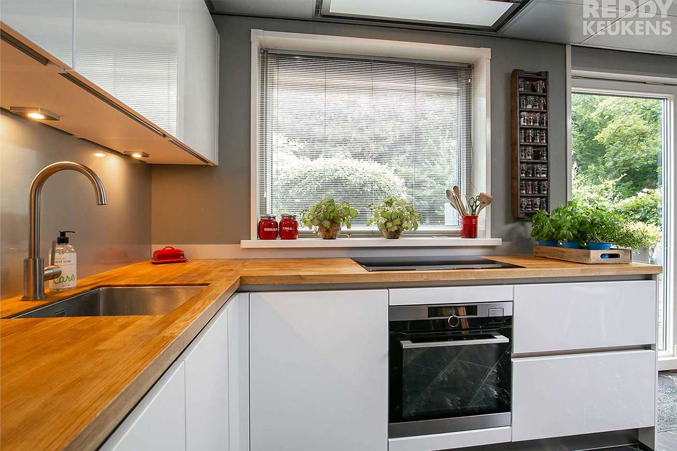 REDDY Keukens Klazienaveen | Witte hoekkeuken met hout