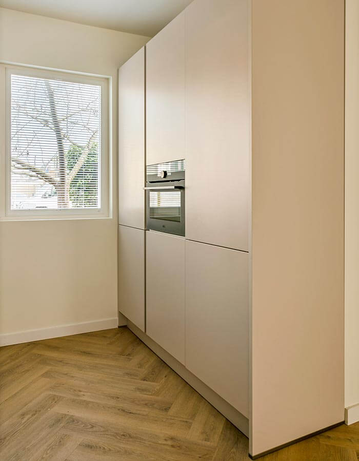 REDDY Keukens Lelystad | Moderne witte keuken met kastenwand