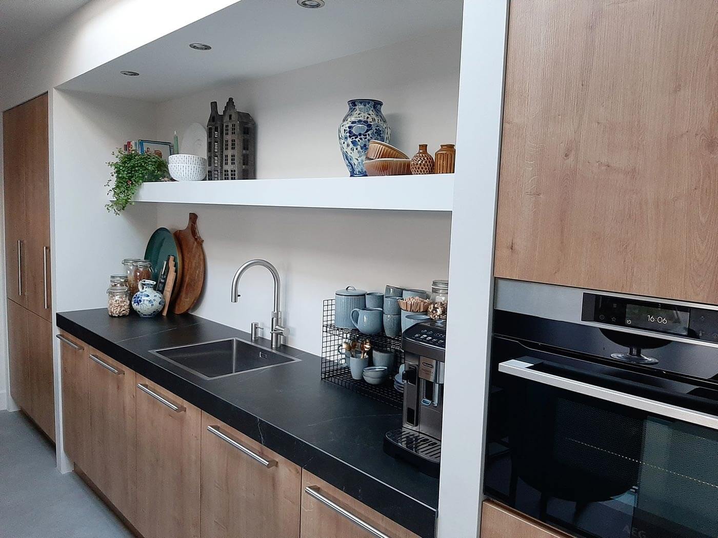 Moderne keuken met houten fronten