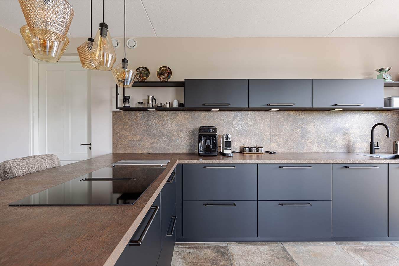 REDDY Keukens Zeewolde | Moderne hoekkeuken met een stijlvol bargedeelte