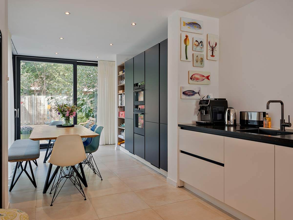 REDDY Keukens Zoetermeer | Moderne keuken met bargedeelte