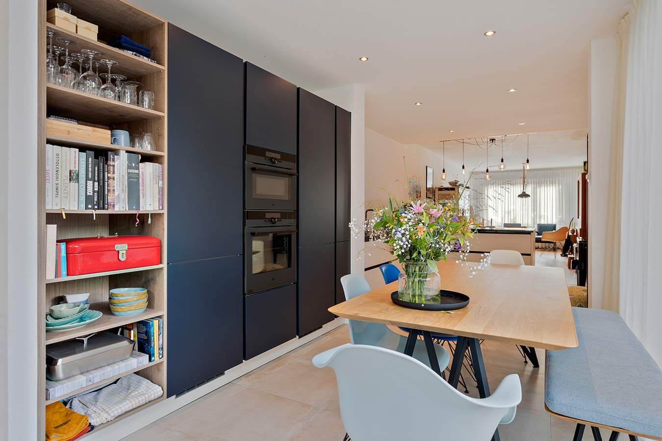 REDDY Keukens Zoetermeer | Moderne keuken met bargedeelte